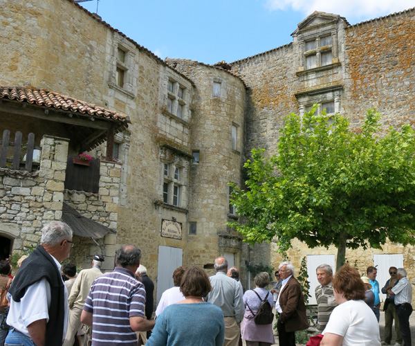 Devant le château de Saint-Orens