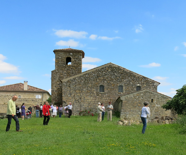 Au hameau de Pouy-Petit, devant la chapelle