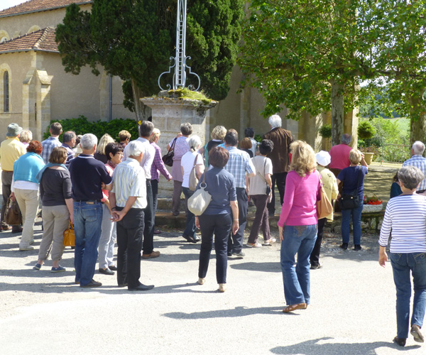 Maignaut-Tauzia, devant la croix de mission